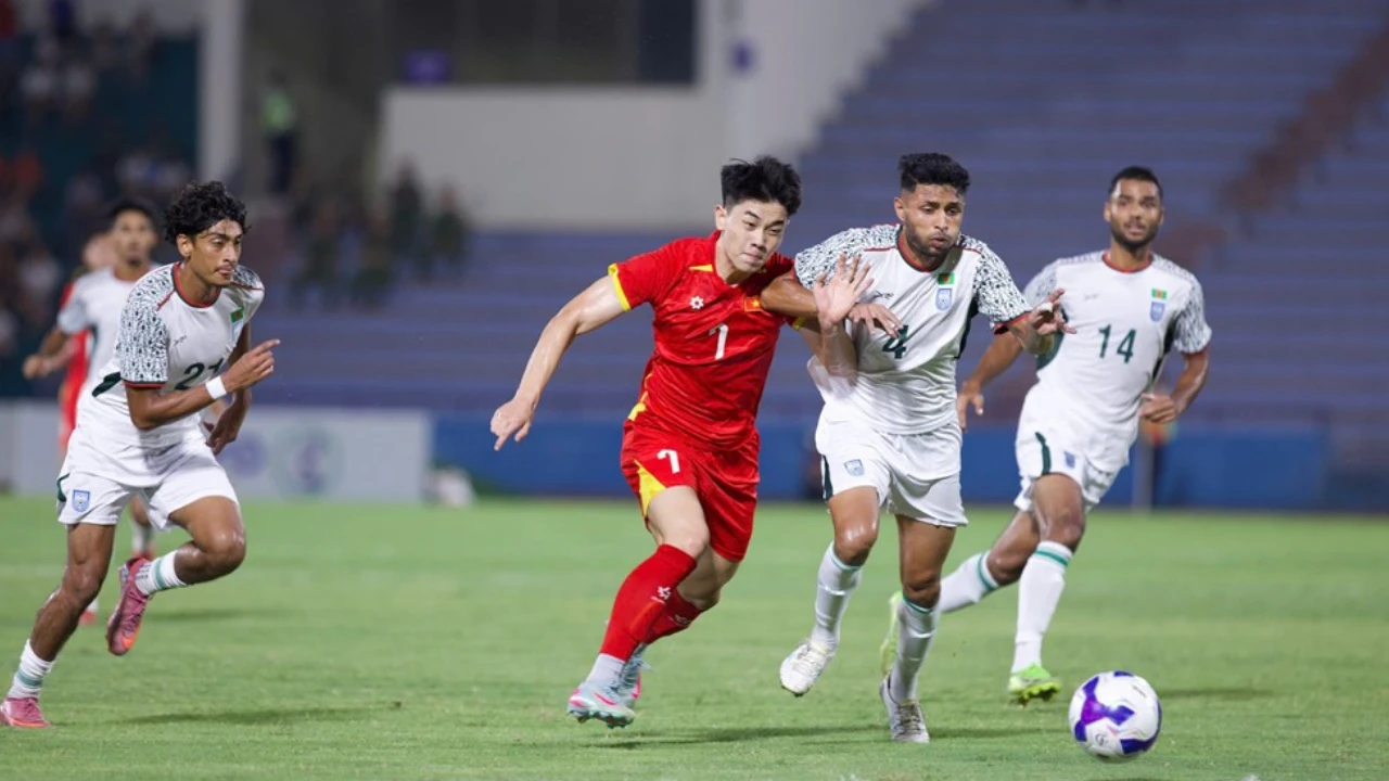 Điểm nóng sân cỏ màn so kè Việt Nam vs Bangladesh